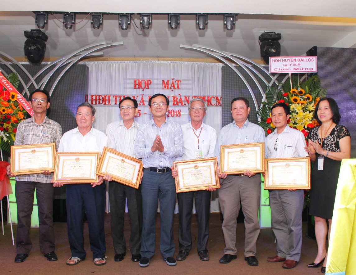 UBND Thị xã Điện Bàn trao tặng giấy khen cho các cá nhân trong Ban chấp hành có những đóng góp xây dựng Hội đồng hương Điện Bàn trong năm 2017.