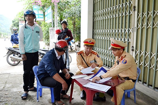 Nhiều trường hợp vi phạm bị lực lượng CSGT huyện Nam Giang lập biên bản xử phạt. Ảnh: C.TÚ