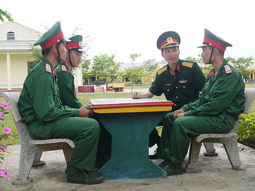 Thượng tá Phan Thế Thanh, Phó Chính ủy Trung đoàn 143 nói chuyện với chiến sĩ mới.