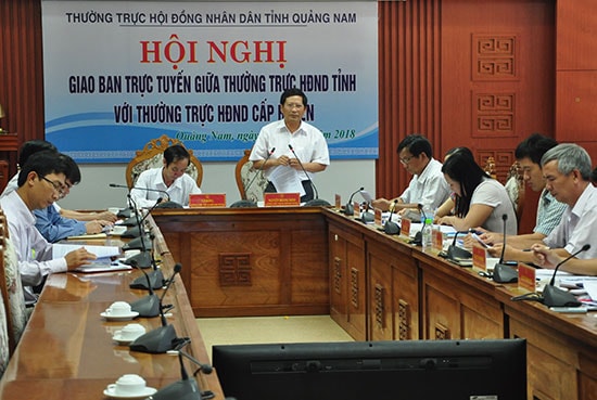 Thường trực HĐND tỉnh giao ban trực tuyến với Thường trực HĐND cấp huyện. Ảnh: HÀN GIANG