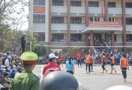 Thể thao phong trào luôn có sự lôi cuốn khán giả khá lớn.  Trong ảnh: Đông đảo khán giả đến xem và cổ vũ cho giải Bóng chuyền nữ tỉnh năm 2018 tổ chức tại Điện Bàn. Ảnh: ANH SẮC