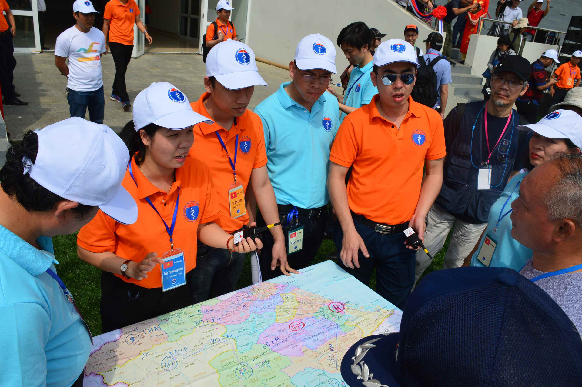 Đội trưởng các đội thảo luận kế hoạch ứng cứu y tế trên tấm bản đồ tỉnh Quảng Nam. Ảnh: Q.T