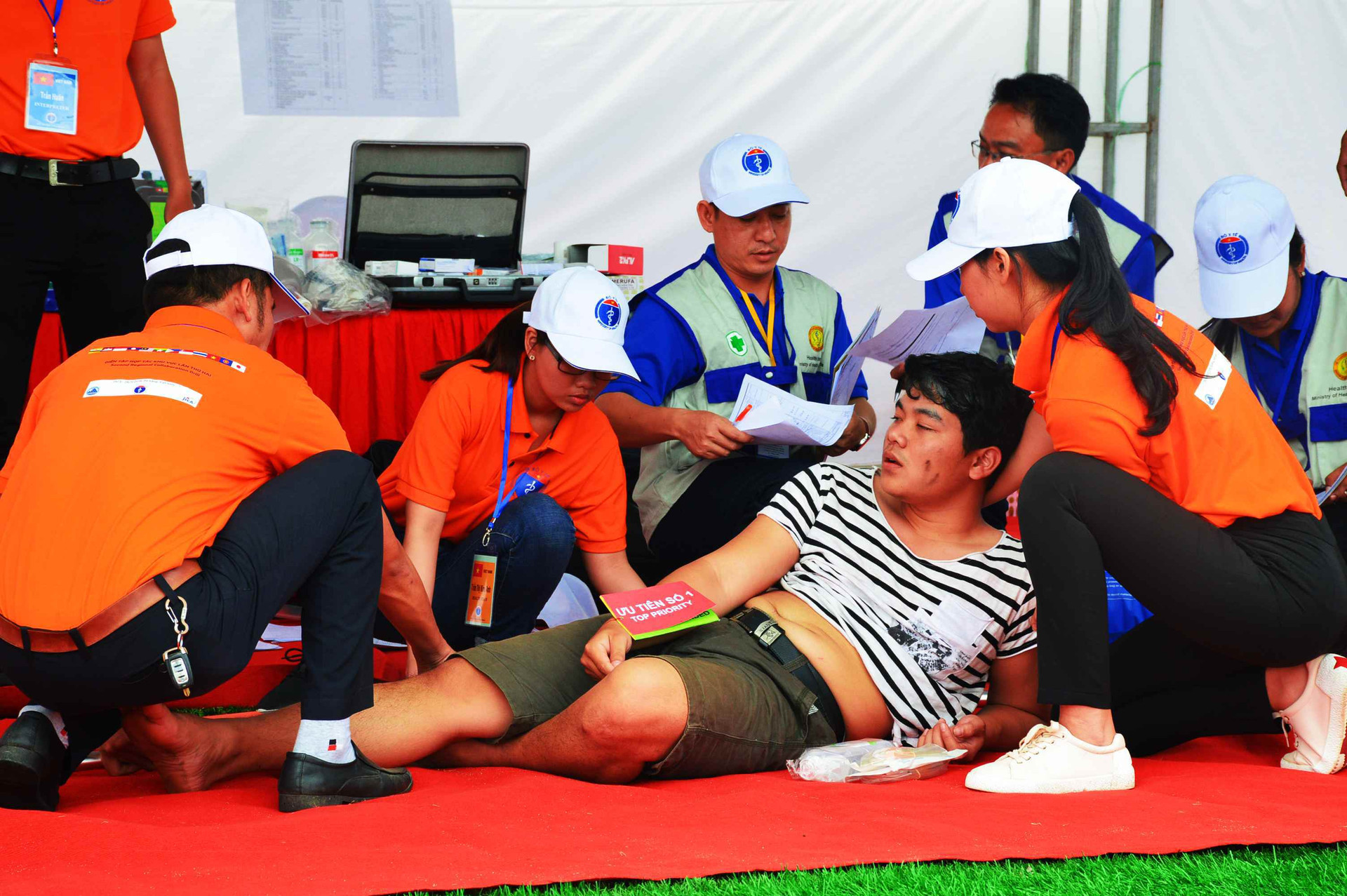 Đội cứu hộ y tế của Myanmar sơ cứu nạn nhân. Ảnh; Q.T