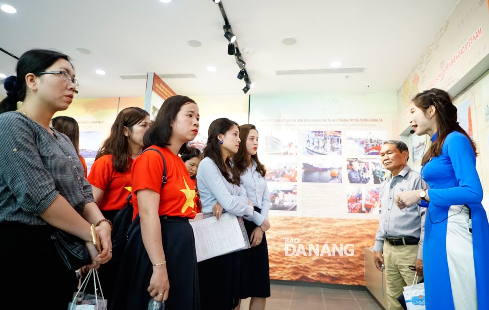 thuyết minh. Nơi đây sẽ có 12 nhân viên túc trực để đảm nhận việc hướng dẫn khách tham quan.
