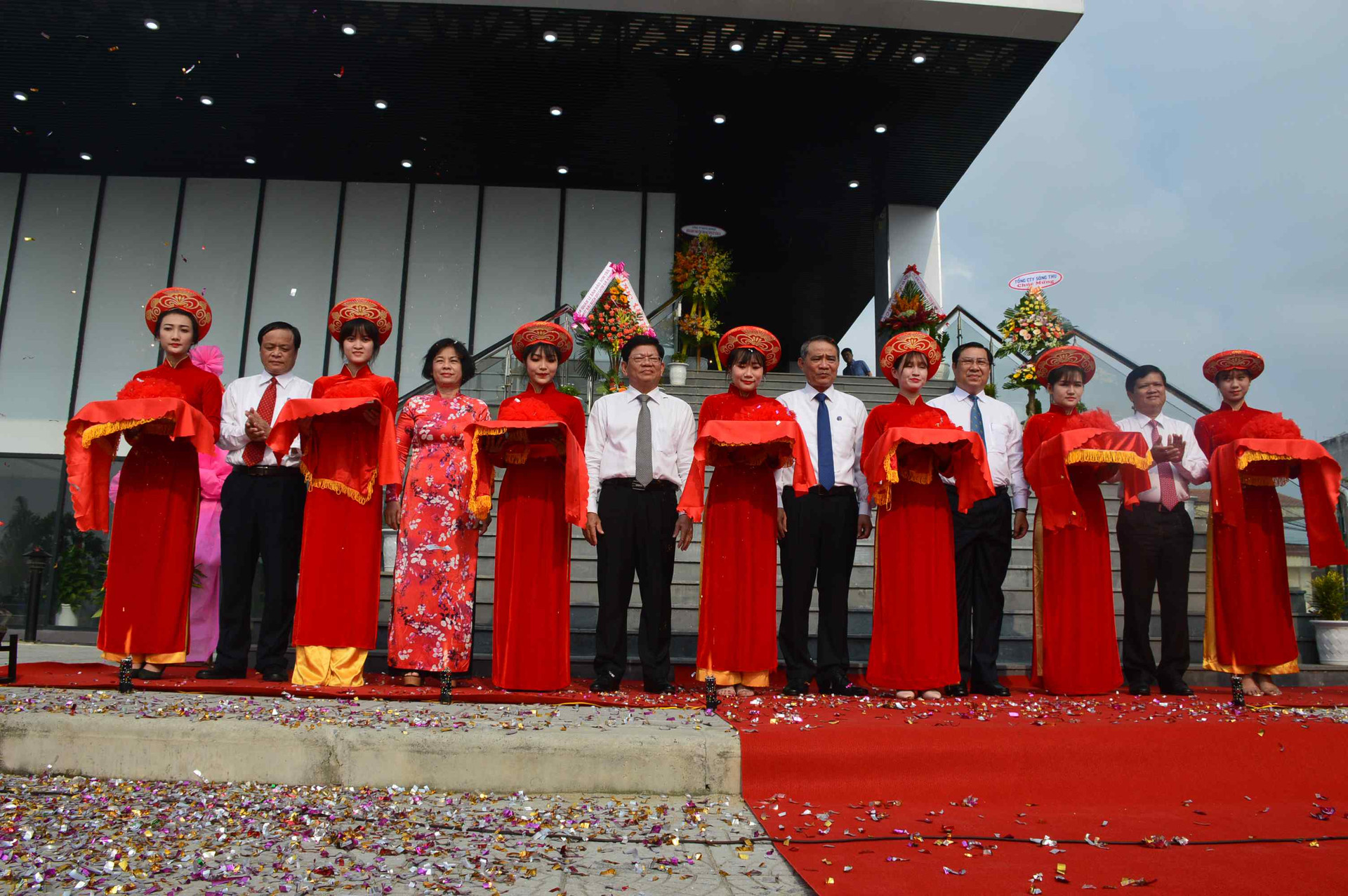 Cắt băng khánh thành Nhà trưng bày Hoàng Sa. Ảnh: Q.T