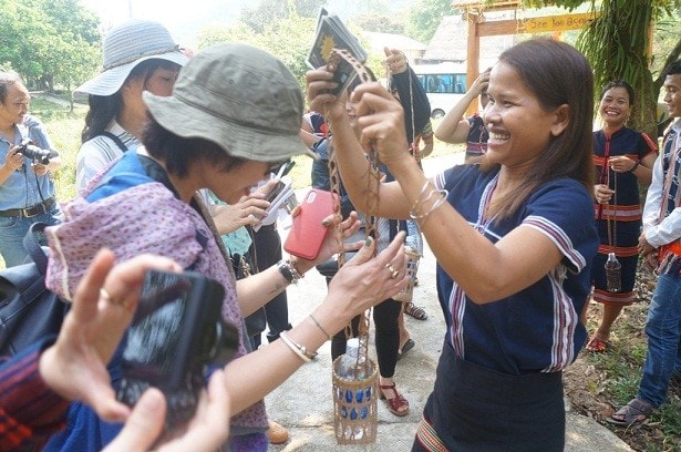 Giving souvenir to visitors. Photo:danviet