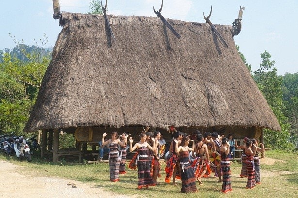 Tan tung ya ya dancing. Photo: danviet