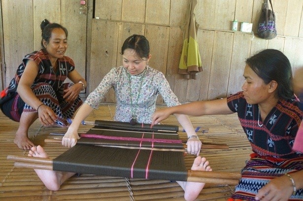 A tourist enjoy weaving Co Tu brocade. Photo: danviet