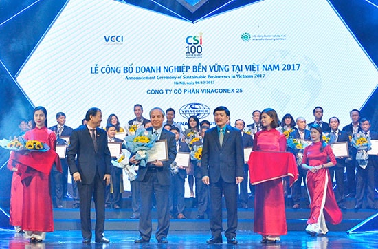 Đại diện lãnh đạo Công ty Vinaconex 25 nhận  danh hiệu Top 100 Doanh nghiệp bền vững  2017.