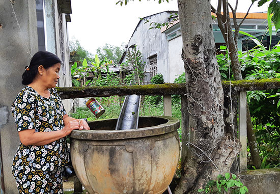Nguồn nước thôn Quảng Huệ, xã Đại Minh nhiễm phèn, đục được lọc thô trong ảng trước khi sử dụng. Ảnh: TR.NHAN