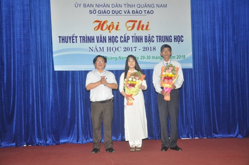 Giám đốc Sở GD-ĐT Hà Thanh Quốc tặng hoa động viên ban giám khảo và đại diện thí sinh dự thi. Ảnh: X.Phú