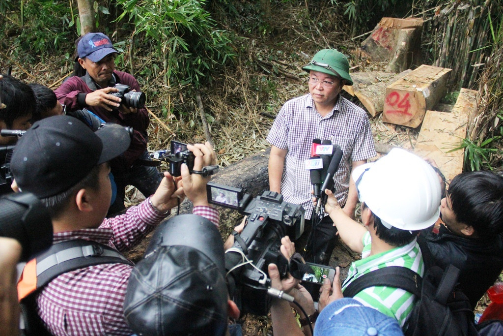 Phó Chủ tịch UBND tỉnh trả lời phỏng vấn của các cơ quan báo chí ngay tại bìa rừng. Ảnh: A.N