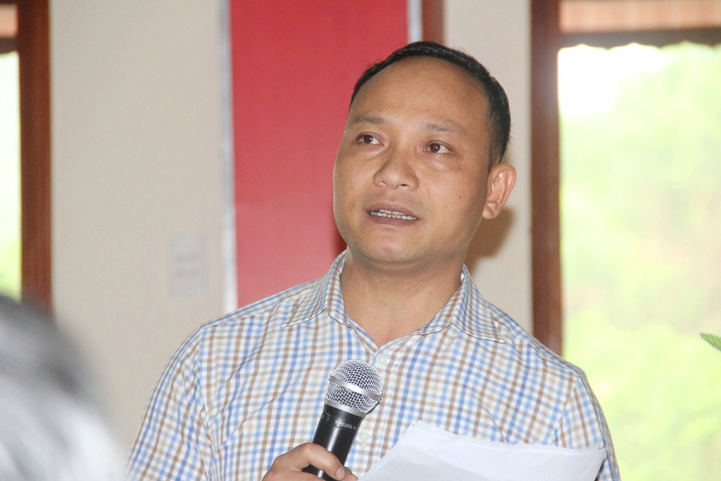 Chủ tịch UBND huyện Đông Giang Đinh Văn Hươm báo cáo tại buổi làm việc liên quan đến vụ phá rừng vừa được phát hiện trên lâm phận của rừng phòng hộ Sông Kôn. Ảnh: A.N