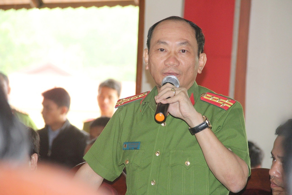 Đại tá Nguyễn Đình Hùng - Trưởng Công an huyện Đông Giang thông tin vụ việc với đòan công tác của tỉnh. Ảnh: A.N