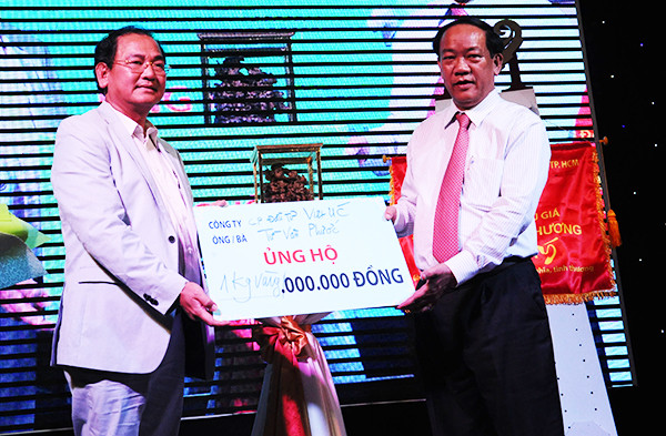 Doanh nhân Từ Văn Phước tặng tượng trương 1 kg vàng để ủng hộ xây dựng người nghèo ở quê nhà: MINH HẢI