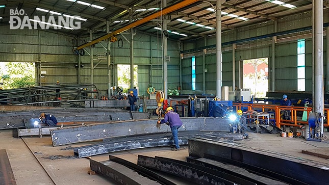 Đổi mới công nghệ là yếu tố mang tính sống còn của doanh nghiệp. Trong ảnh: Công nhân làm việc tại Công ty CP Cơ khí Hà Giang Phước Tường.
