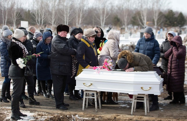 Các tang lễ diễn ra tại tỉnh Kemerovo, trong số 64 nạn nhân thiệt mạng có nhiều trẻ em.                                      Ảnh: Reuters