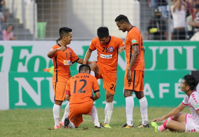 Niềm vui chiến thắng của các cầu thủ SHB Đà Nẵng (áo cam) khi đánh bại Sài Gòn FC (áo trắng) ở trận đấu chiều qua. Ảnh: ANH VŨ