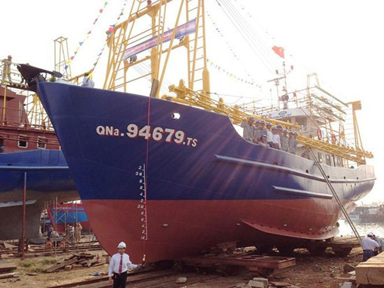 Tàu vỏ thép QNa-94679 của ngư dân Trần Văn Liên nằm bờ 2 năm nay. Ảnh: V.Q