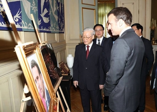 French President Macron (right) and General Secretary Nguyen Phu Trong