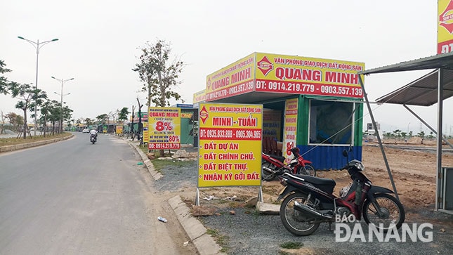 Theo nhiều chuyên gia và giới “cò” đất, giá đất trên địa bàn thành phố đang “sốt” ảo, nếu kéo dài sẽ dễ gây ra những hệ lụy xấu. Trong ảnh: Các quầy giao dịch bất động sản tại dự án Khu đô thị nam Hòa Xuân.