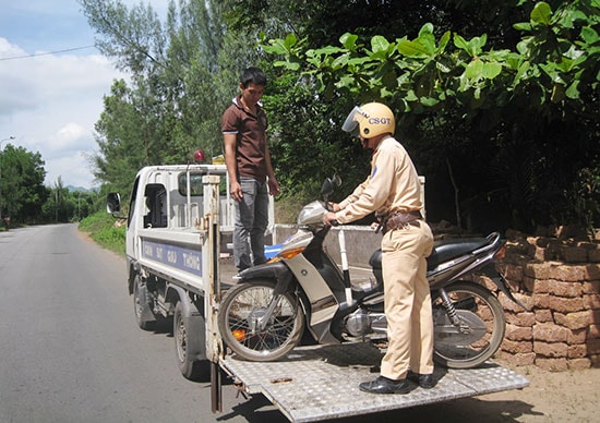 Công an huyện Núi Thành bắt giữ phương tiện vi phạm Luật Giao thông đường bộ. Ảnh: VĂN PHIN