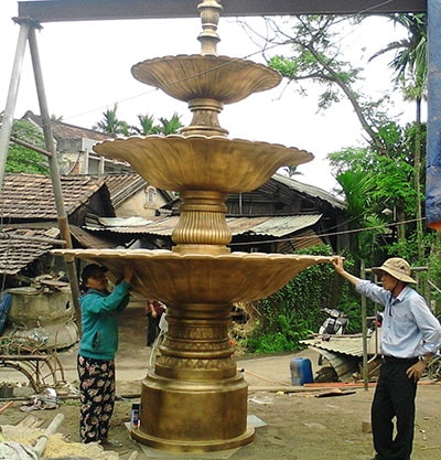Đài phun nước nghệ thuật do nghệ nhân làng đúc Phước Kiều thiết kế và chế tác. Ảnh: PHẠM LỘC