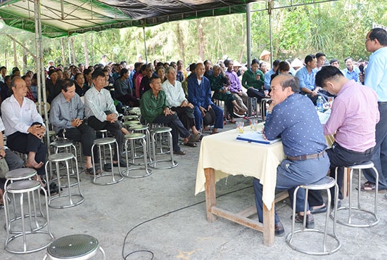 Ngành chức năng huyện Núi Thành, chính quyền địa phương, chủ đầu tư và người dân Tam Tiến đối thoại vào chiều 2.4. Ảnh: TR.HỮU
