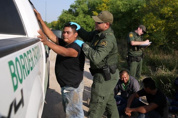 Theo ông Trump, điều này là để ngăn chặn hoạt động xâm nhập bất hợp pháp cho tới khi Mỹ xây dựng được một bức tường tại đó.
