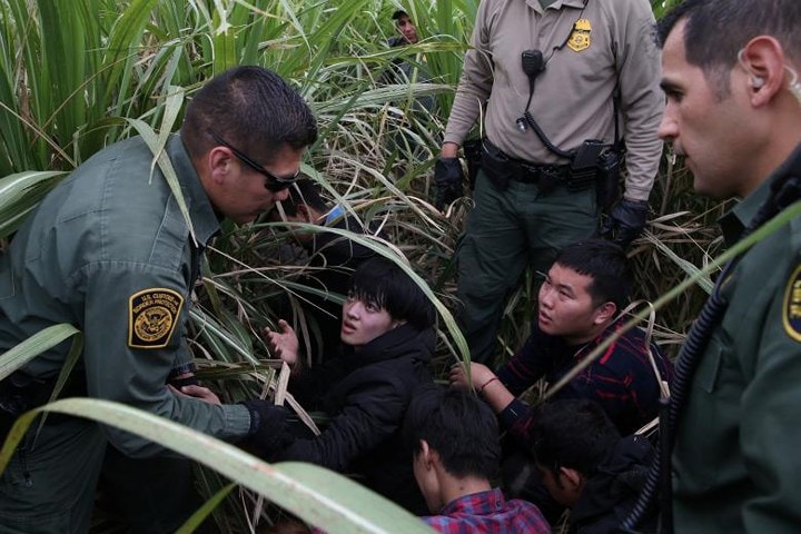 Phát biểu với báo giới tại Nhà Trắng ngày 3/4, Tổng thống Trump nói: “Trước khi có một bức tường và an ninh phù hợp, chúng ta sẽ bảo vệ biên giới bằng quân đội”.