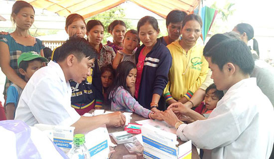Đoàn tình nguyện khám bệnh, cấp phát thuốc cho người dân xã Phước Chánh.