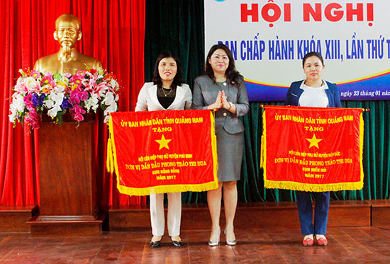 Trưởng ban Dân vận Tỉnh ủy Nguyễn Thị Thu Lan trao cờ đơn vị dẫn đầu cụm phong trào thi đua năm 2017 cho Hội LHPN huyện Phú Ninh. Ảnh: V.ANH