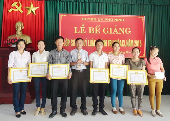 Thời gian qua, các cấp ủy đảng trực thuộc Đảng bộ tỉnh luôn quan tâm bồi dưỡng lý luận chính trị cho đội ngũ cán bộ, đảng viên cơ sở.  Ảnh: HÀN GIANG