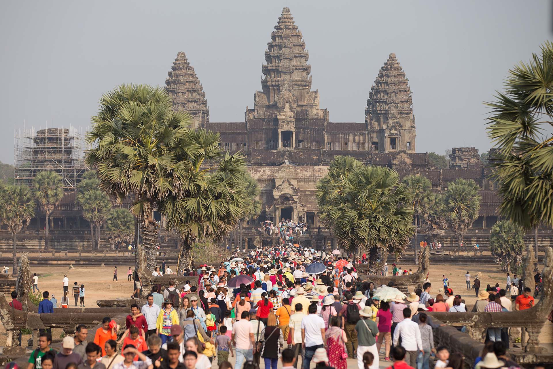 Angkor luôn rất đông du khách. Ảnh: nickburrett.