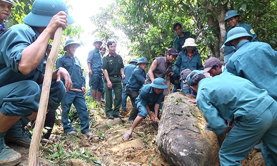 Bên cạnh công tác huấn luyện, dân quân tự vệ còn giúp dân làm đường giao thông nông thôn. Ảnh: TUẤN TÚ