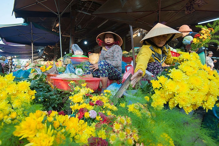 Một góc bày bán hoa bên trong chợ Hội An.