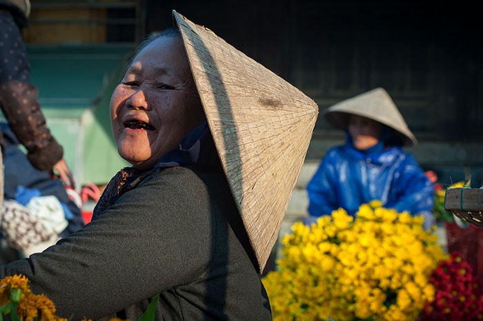  Nụ cười của cụ bà bán hoa.