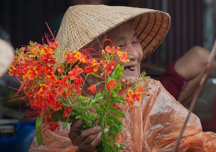 Luôn vui cười với khách.