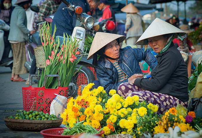  Hai phụ nữ chuyện trò trong khi chờ khách.