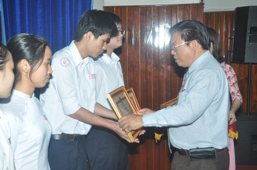 Giám đốc Sở GD-ĐT Hà Thanh Quốc tặng giấy khen của sở cho các em đoạt giải. Ảnh: X.Phú