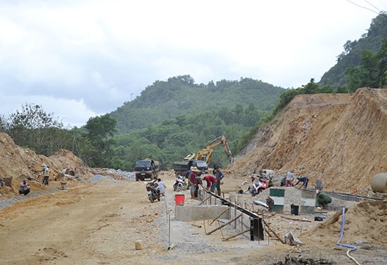 Xây dựng đường vào Khu trung tâm hành chính huyện Nam Giang. Ảnh: C.T