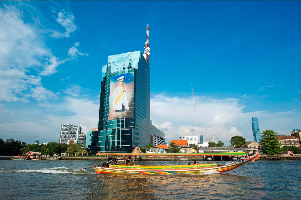 Khám phá Bangkok bằng du thuyền để chiêm ngưỡng những ngôi nhà cao tầng nằm bên dòng sông thơ mộng.