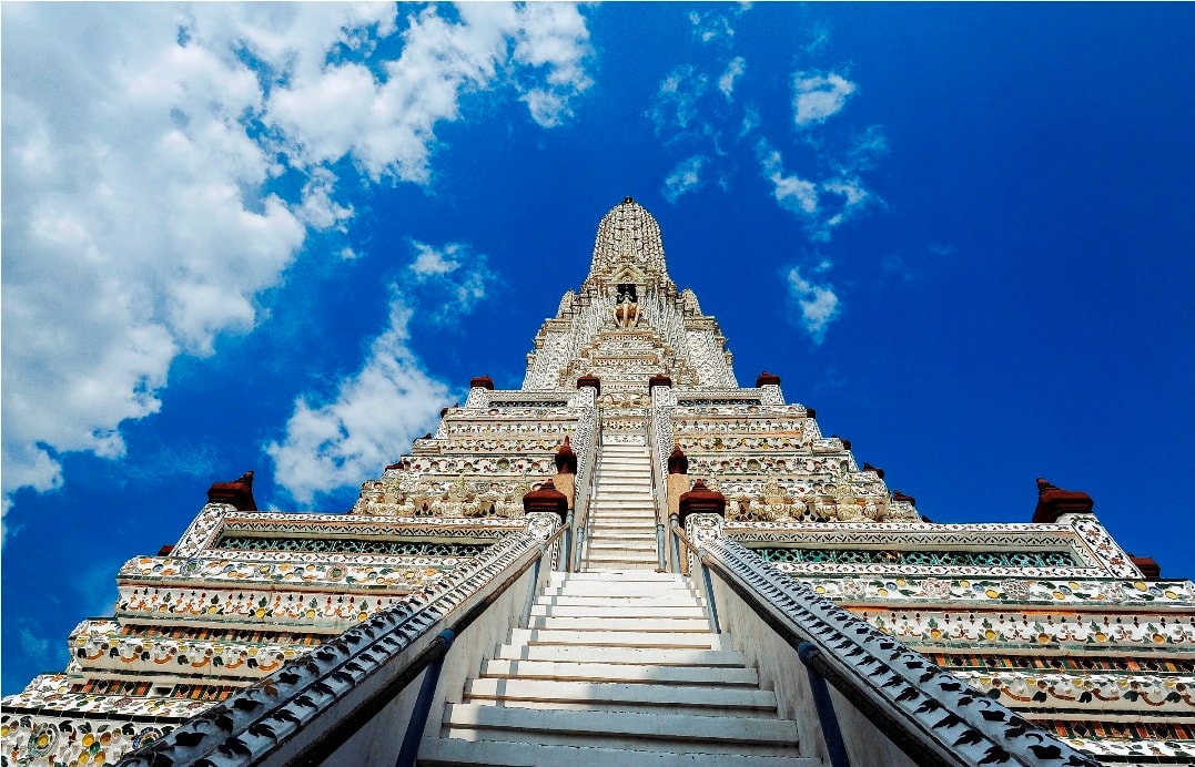 : Tham quan Chùa phật giáo Wat Arun (chùa Bình Minh), ngôi chùa cổ nhất Băng Kok, nằm ở phía tây sông Chao Phraya và được xây dựng vào đầu thế kỷ 19 dưới thời vua Rama II.  