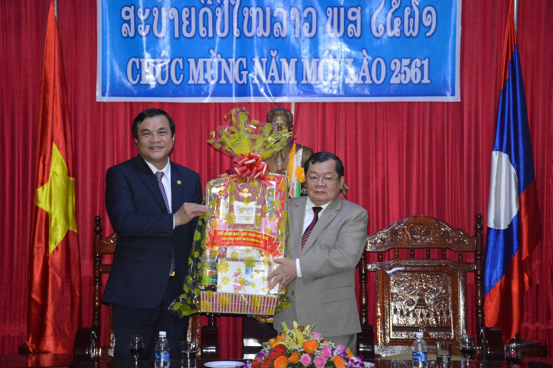 Standing Deputy Secretary Cuong (left) at the Laotian Consulate General in Da Nang city