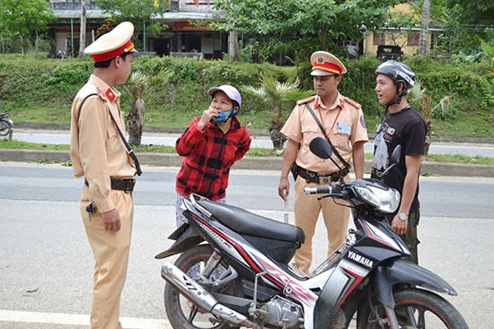 Cần tăng cường tuần tra, xử lý vi phạm ở địa bàn nông thôn và miền núi. Ảnh: C.TÚ