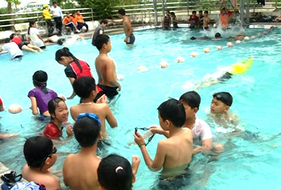 Trang bị kỹ năng bơi lội nhằm góp phần giúp trẻ tránh được các tai nạn về đuối nước.