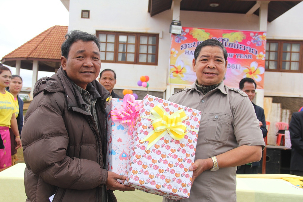 Bí thư Huyện ủy Nam Giang Chơ Rưm Nhiên (bên phải) trao quà chúc tết cho Chính quyền và nhân dân huyện Đắc Chưng nhân dịp tết cổ truyền Bunpimya. Ảnh: A.N