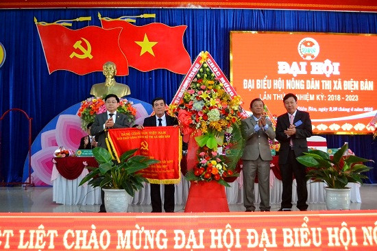 Thị ủy, HĐND, UBND, Ủy ban MTTQ Việt Nam thị xã trao tặng bức trướng và hoa chúc mừng đại hội. Ảnh: CT 