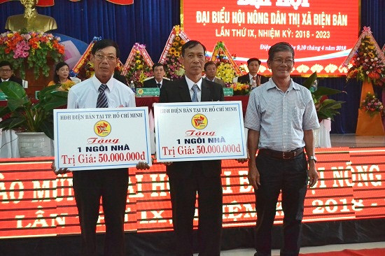 Hội Đồng hương Điện Bàn tại TP.Hồ Chí Minh tặng nhà cho hộ nông dân khó khăn. Ảnh: CT