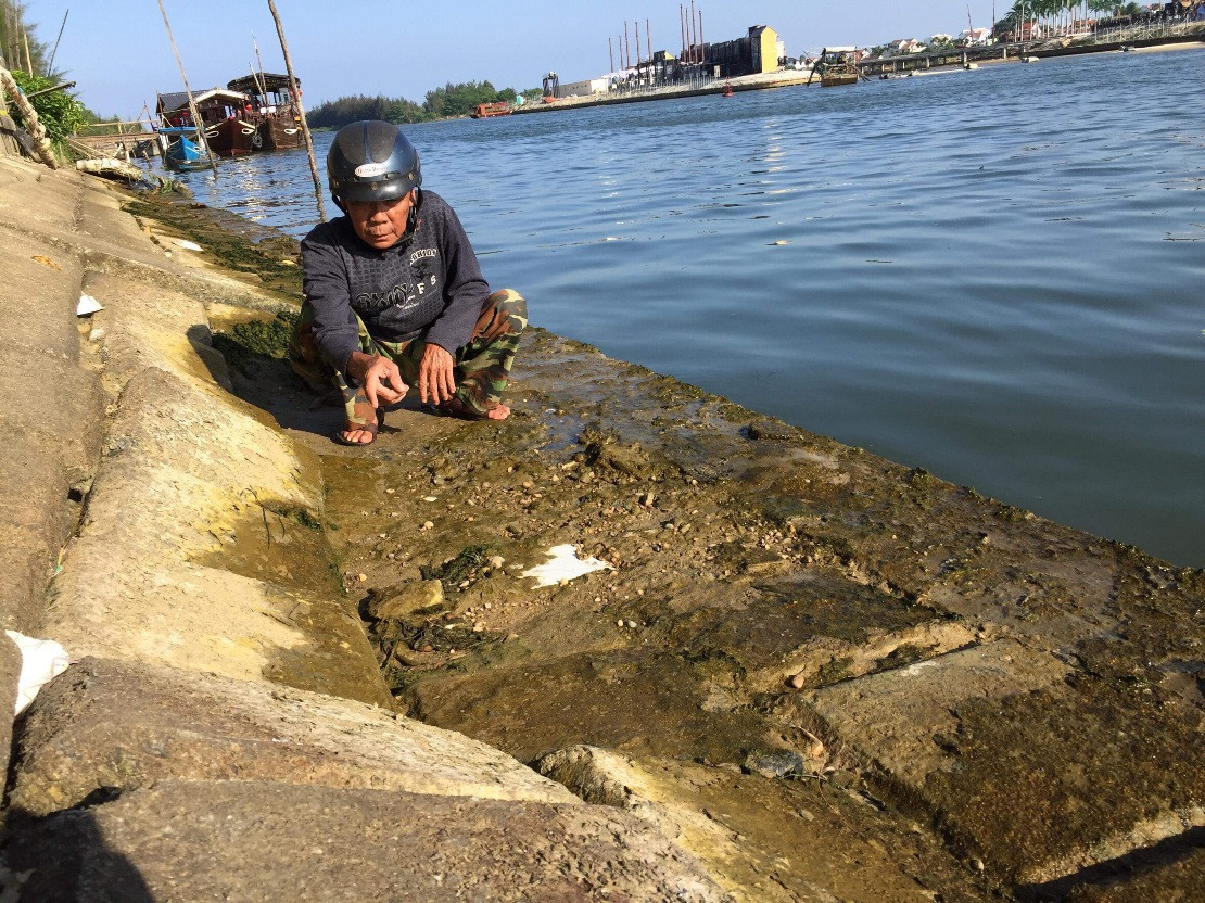 Người dân bên bờ cho rằng việc kè cứng giữa còn đã gây xói lở bên bờ Cẩm Châu qua trận lũ 2017